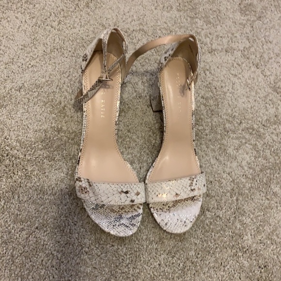 BRAND NEW KELLY & KATIE SNAKE PRINT HEELS - Picture 3 of 4